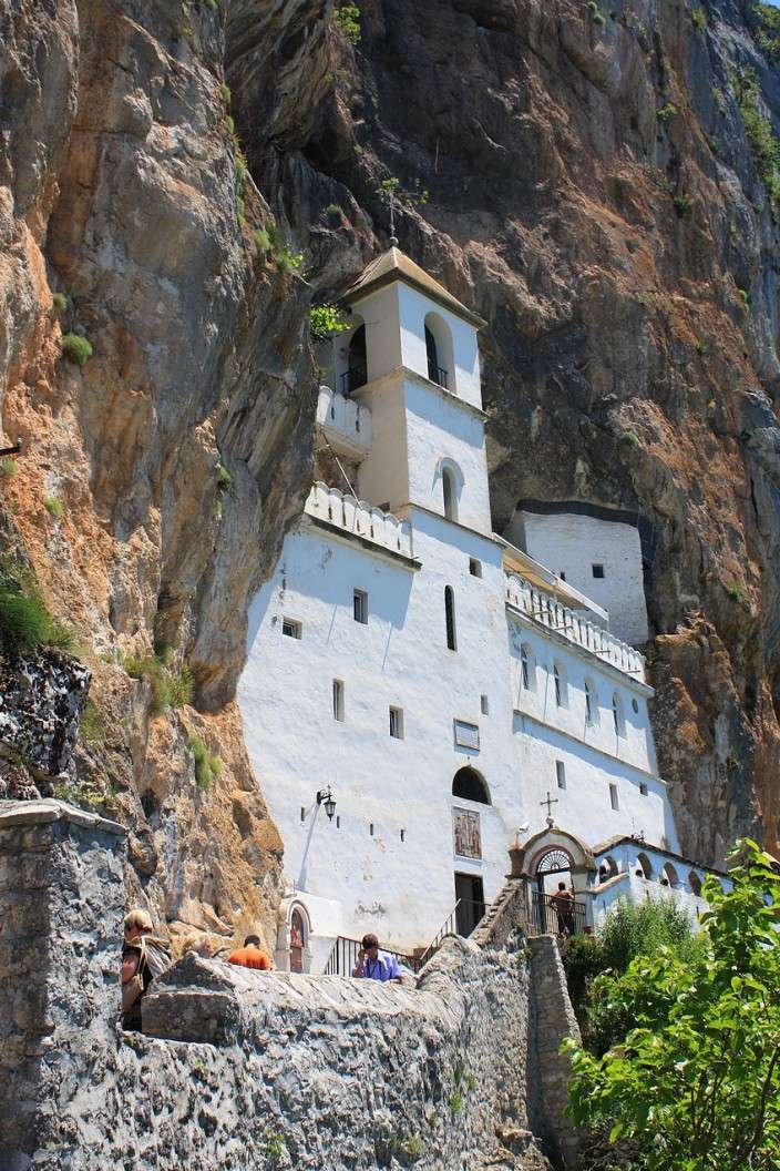 Фото: сербский действующий монастырь в Черногории