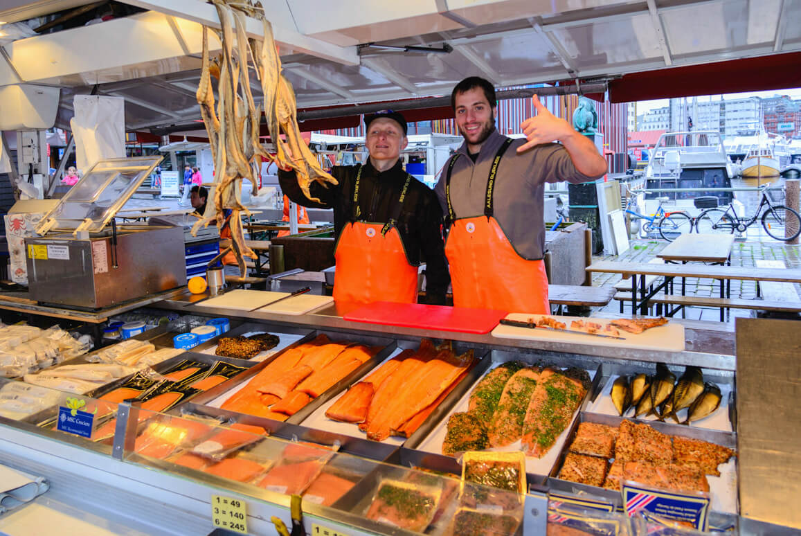 Фото: продавцы на рыбном рынке Бергена