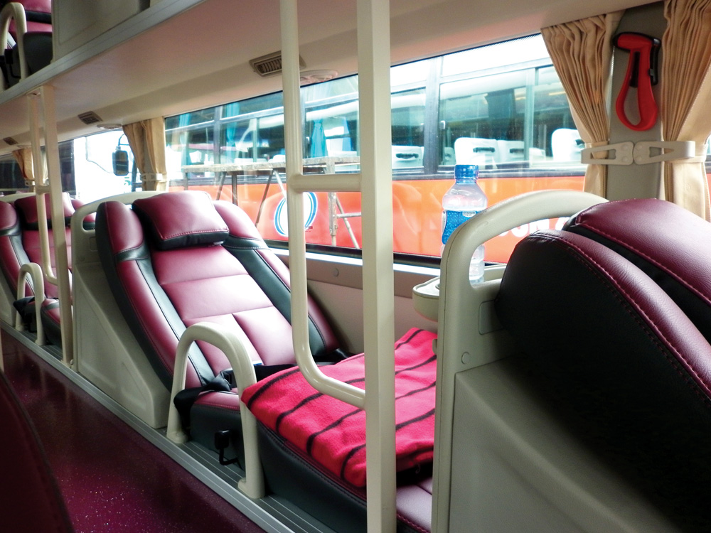 Фото: лежачие кресла в автобусе