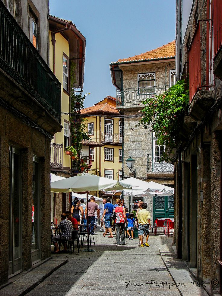 Красивая улица в городе Брага, Португалия