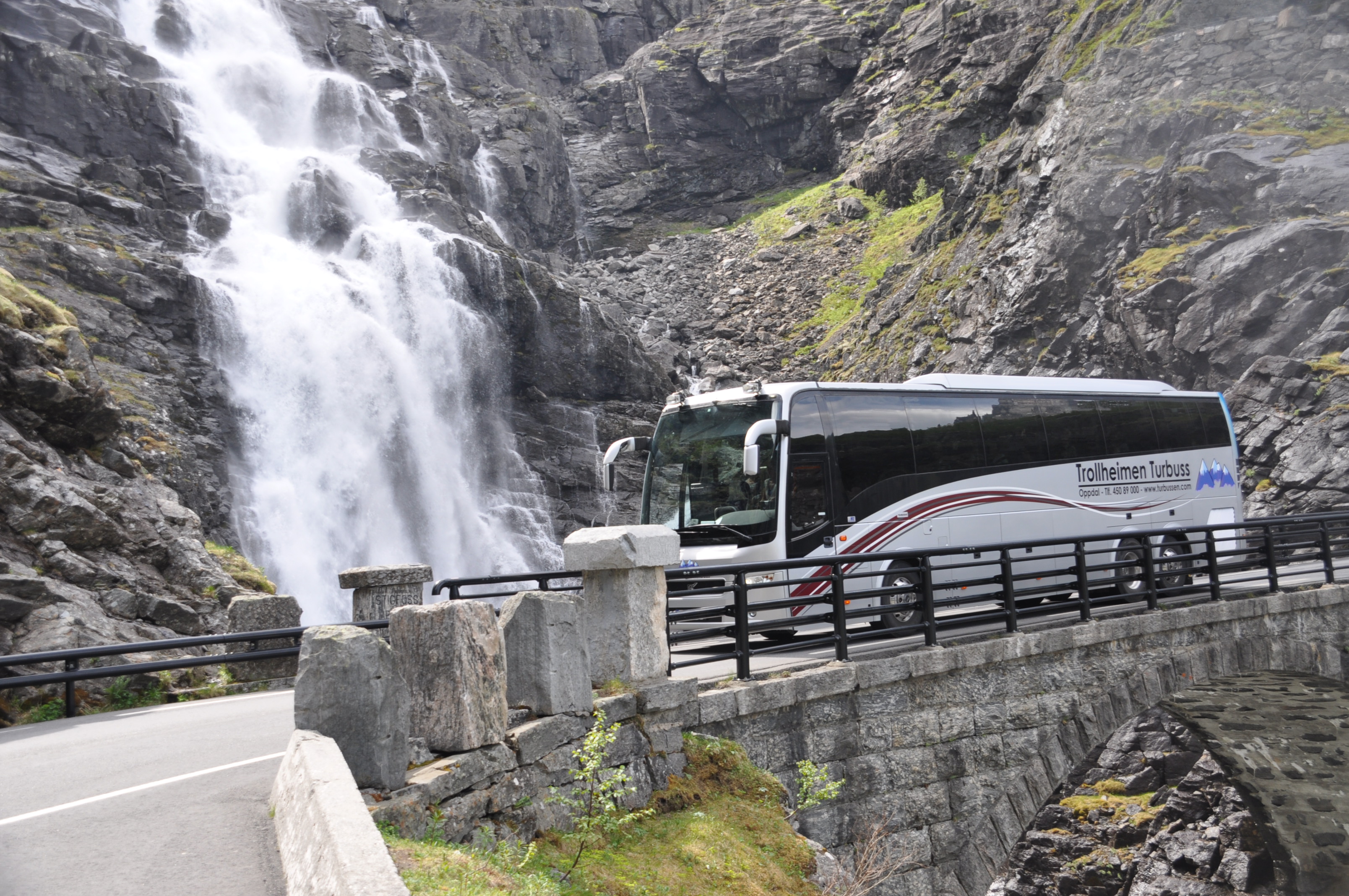 Автобус возле водопада