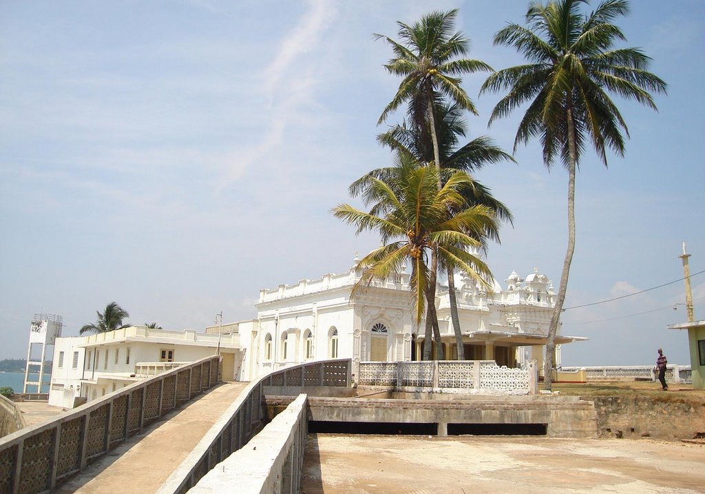 Мечеть шри ланка. Шри Ланка Берувела мечеть. Мечеть в Шри Ланке. Мечеть в Шри Ланке Бретон Тарант. Берувела мусульманская мечеть Кетчималай Дага.