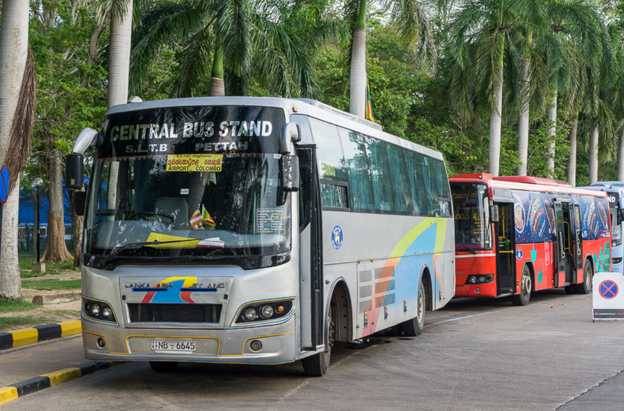 Автобусы у аэропорта Коломбо