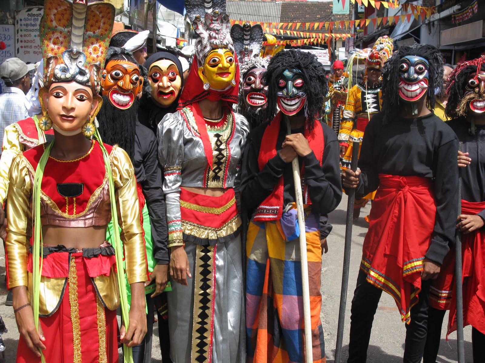Фото: ланкийцы в деревяных масках