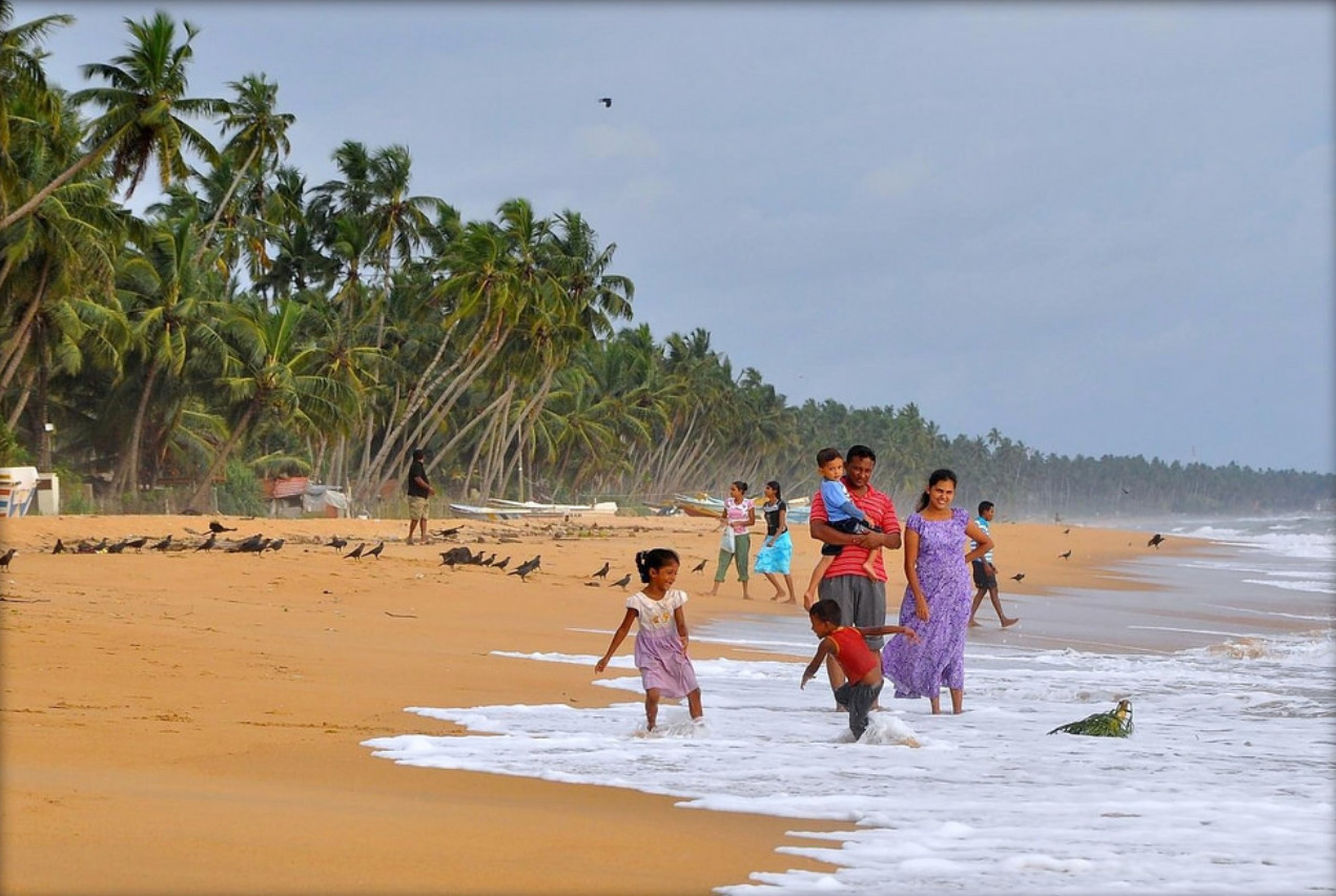 Ланкийцы на берегу океана в Ваддуве