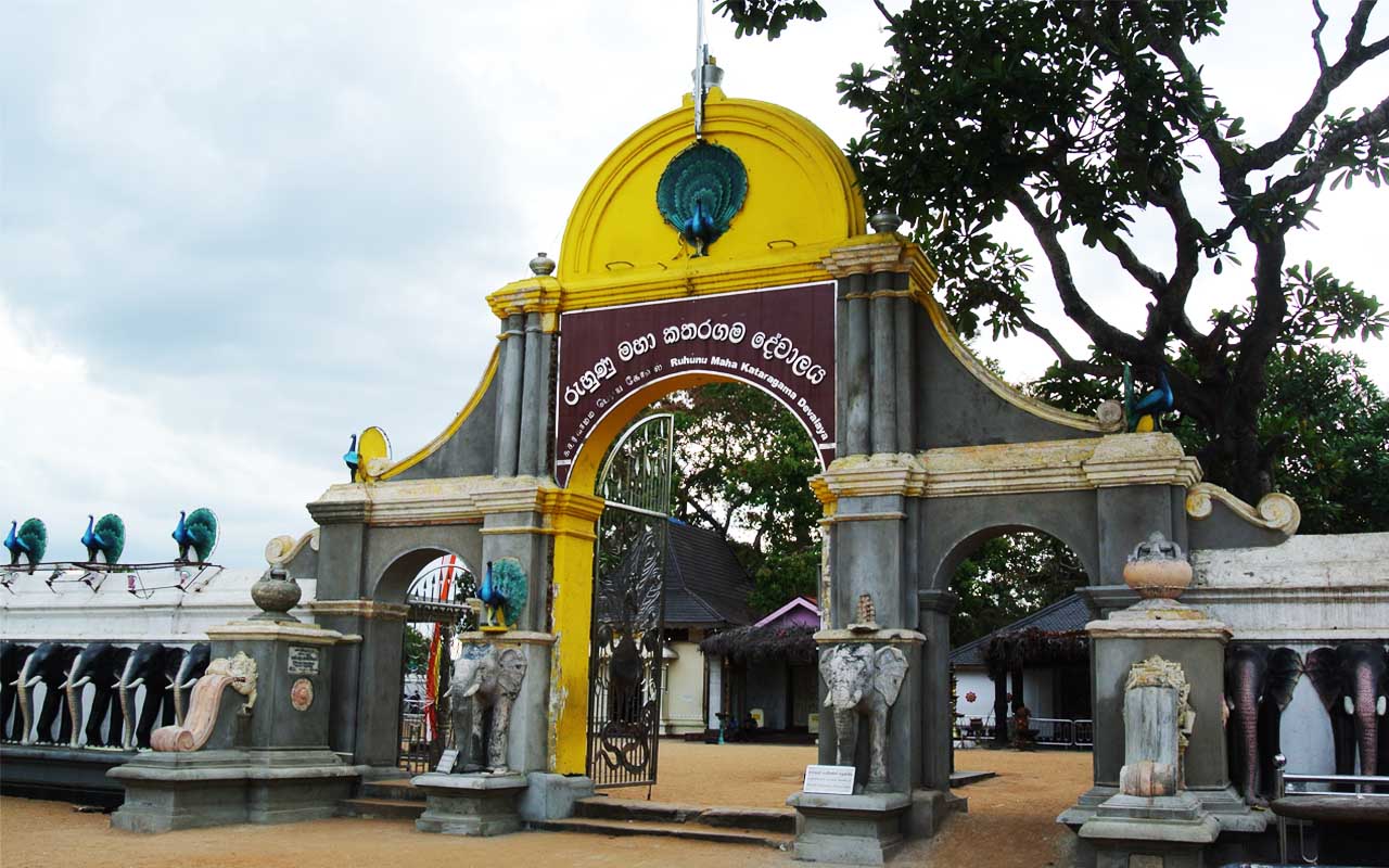 Фото: главные ворота в храм Катиркамам