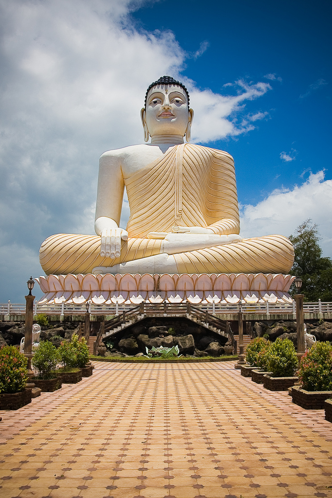Фото: статуя сидящего Будды в одном из храмов Бентоты