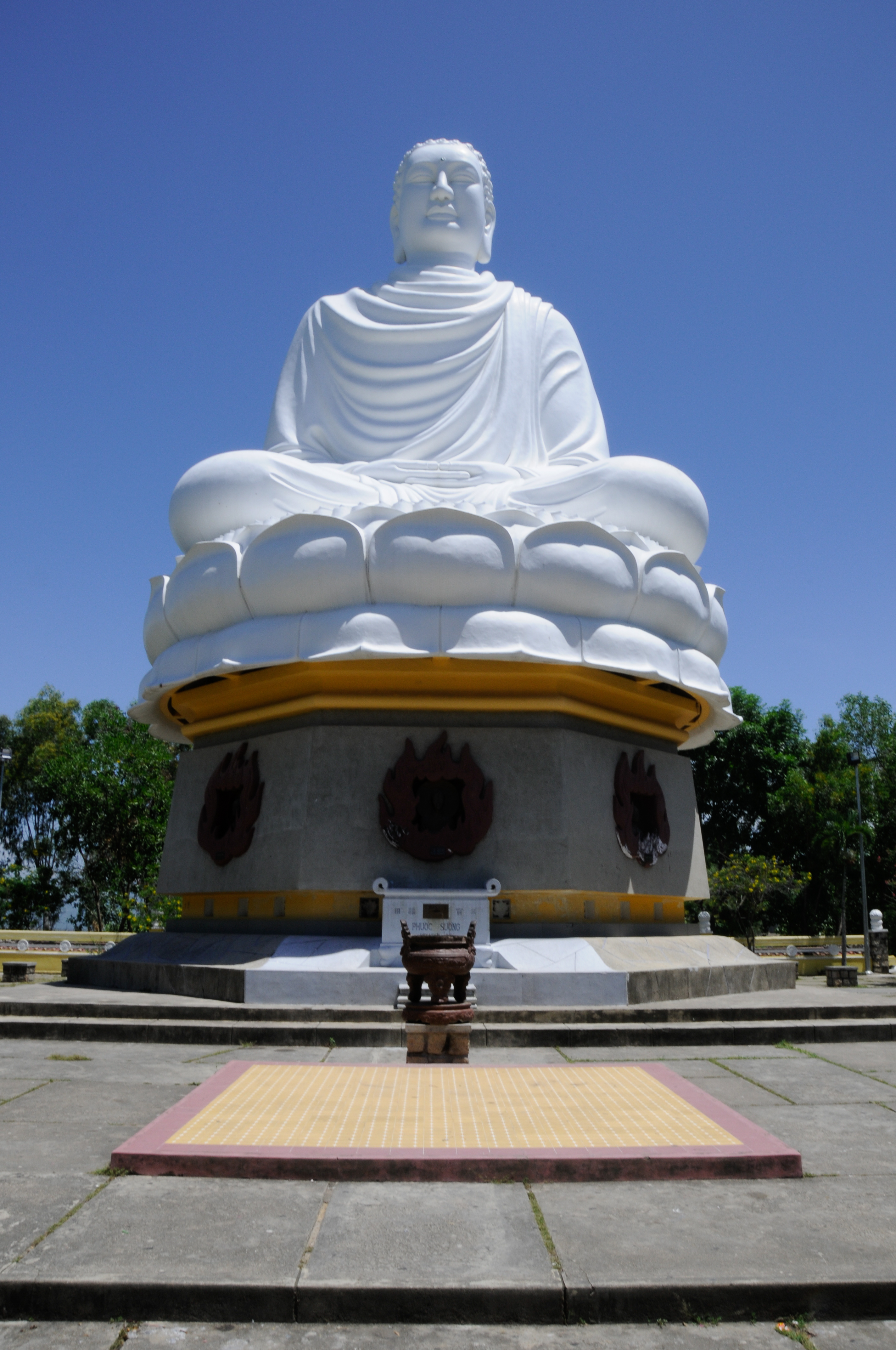 Фото: статуя сидящего Будды