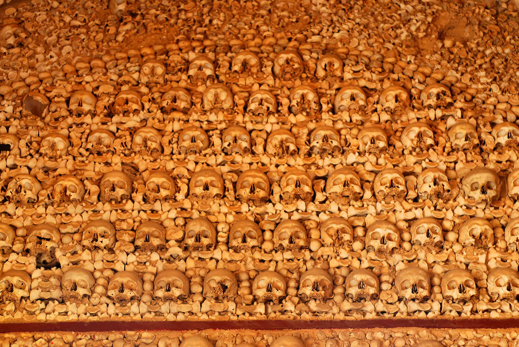 Фото: стена из черепов в Капелле