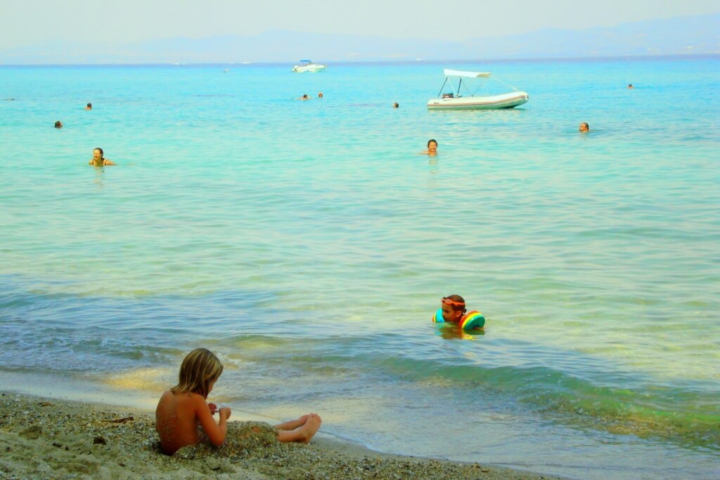 Дети на пляже Криопиги