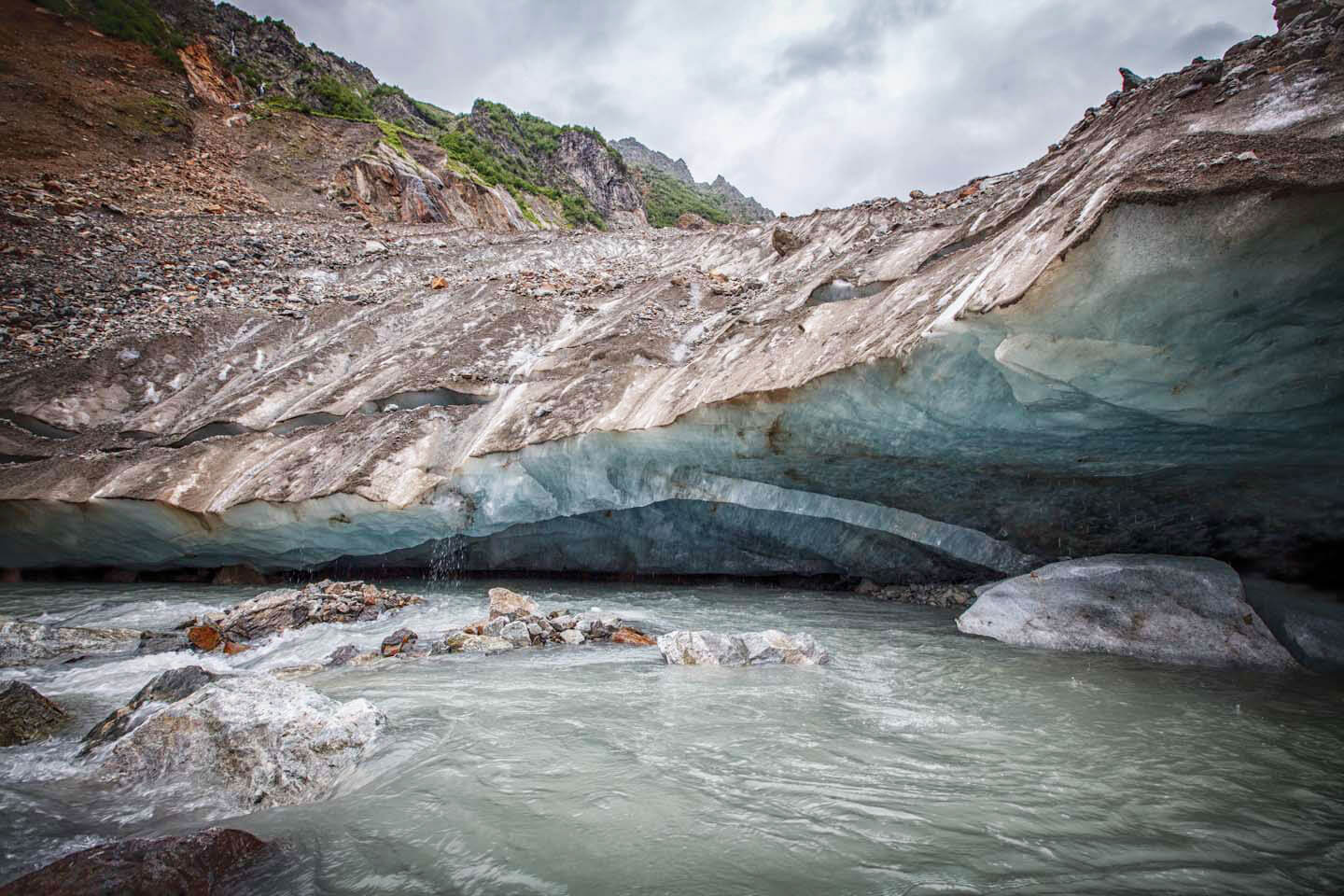 У подножья ледника Чалаади порывистая река