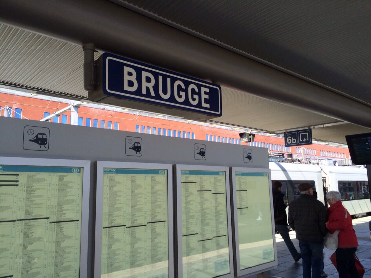 На платформе вокзала в Брюгге