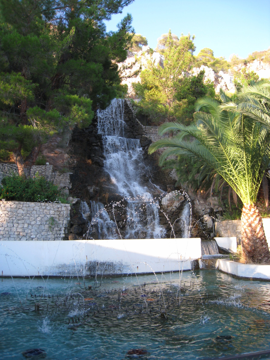 Термальный водопад на курорте Лутраки в Греции