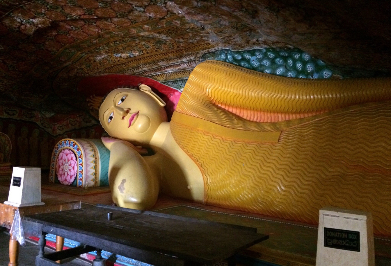 Лежащий Будда внутри храма