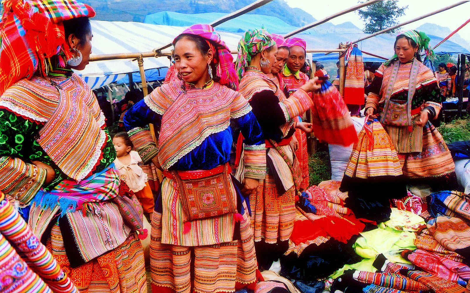 Вьетнамские женщины в этничных нарядах на рынке