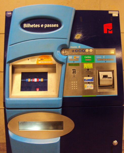Автомат по продаже билетов на метро