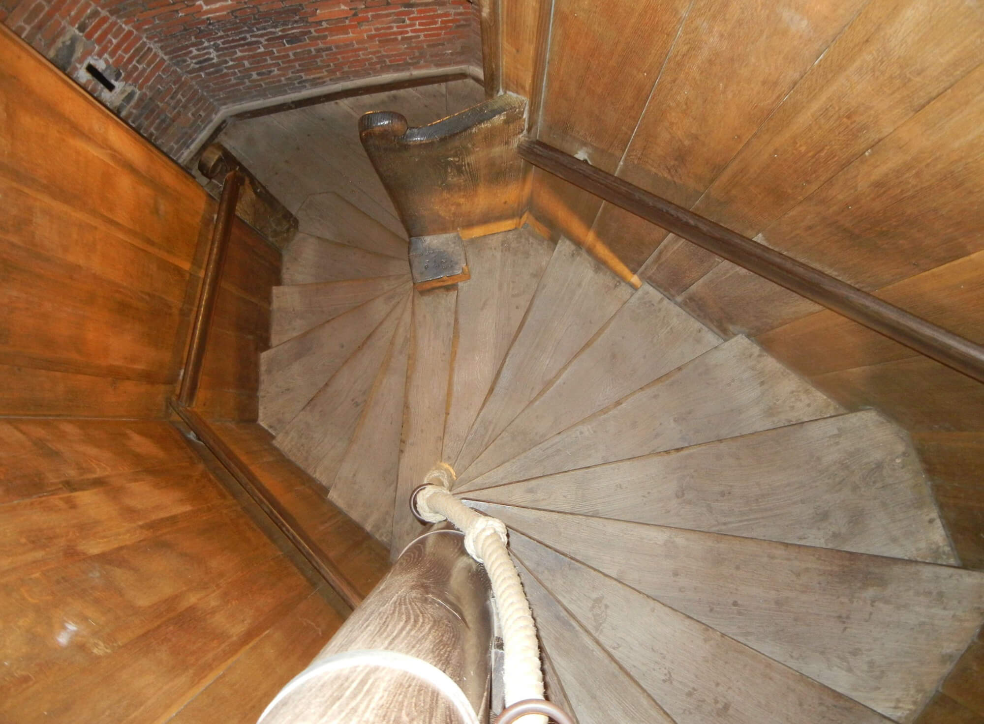 винтовая лестница в башне Белфорт
