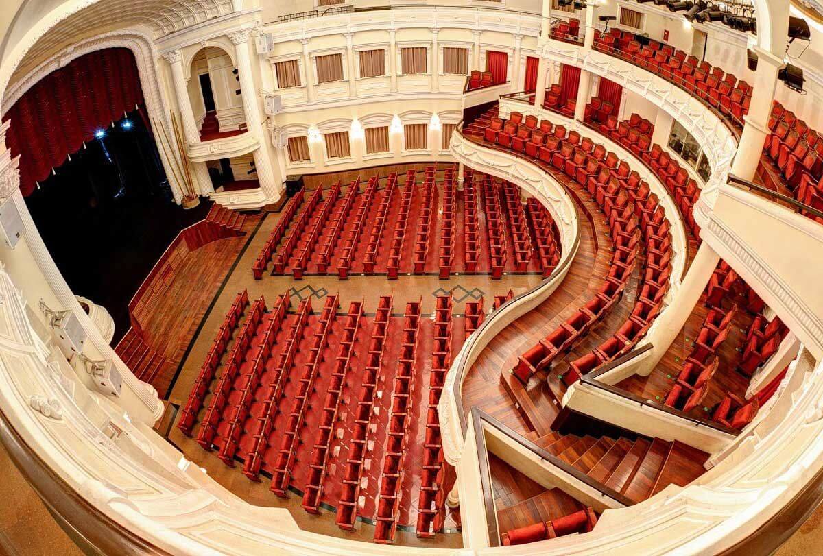В театре Saigon Opera House в Хошимине