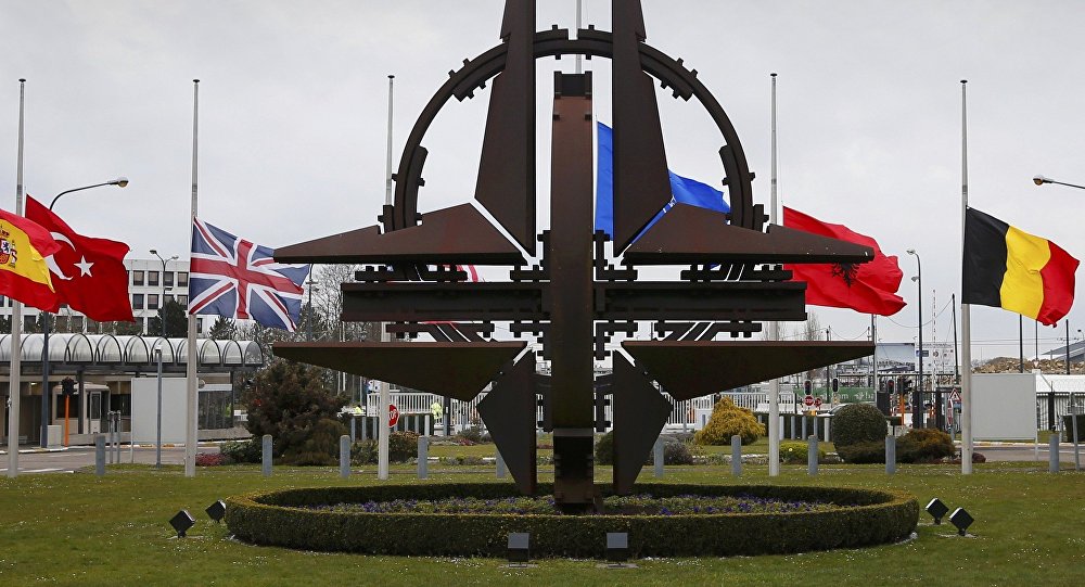 Фото: монумент у штаба НАТО