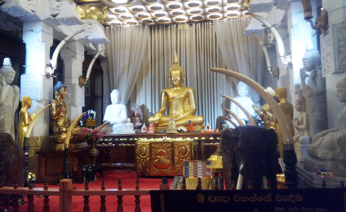 В храме Зуба Будды