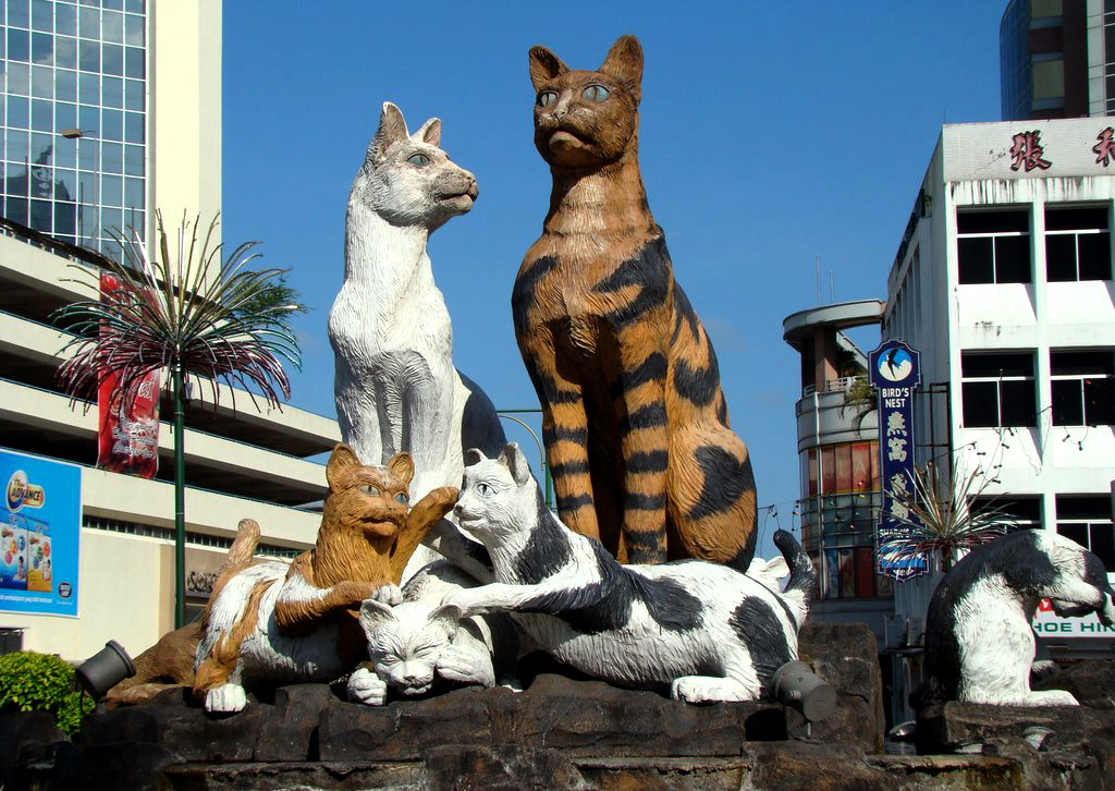 Главный памятник кошкам в Кучинге