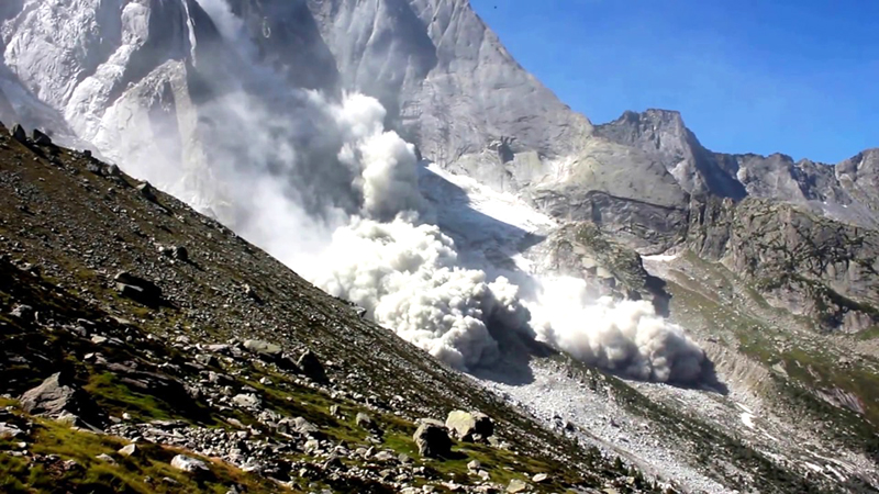 Опасность в Альпах представляют камнепады