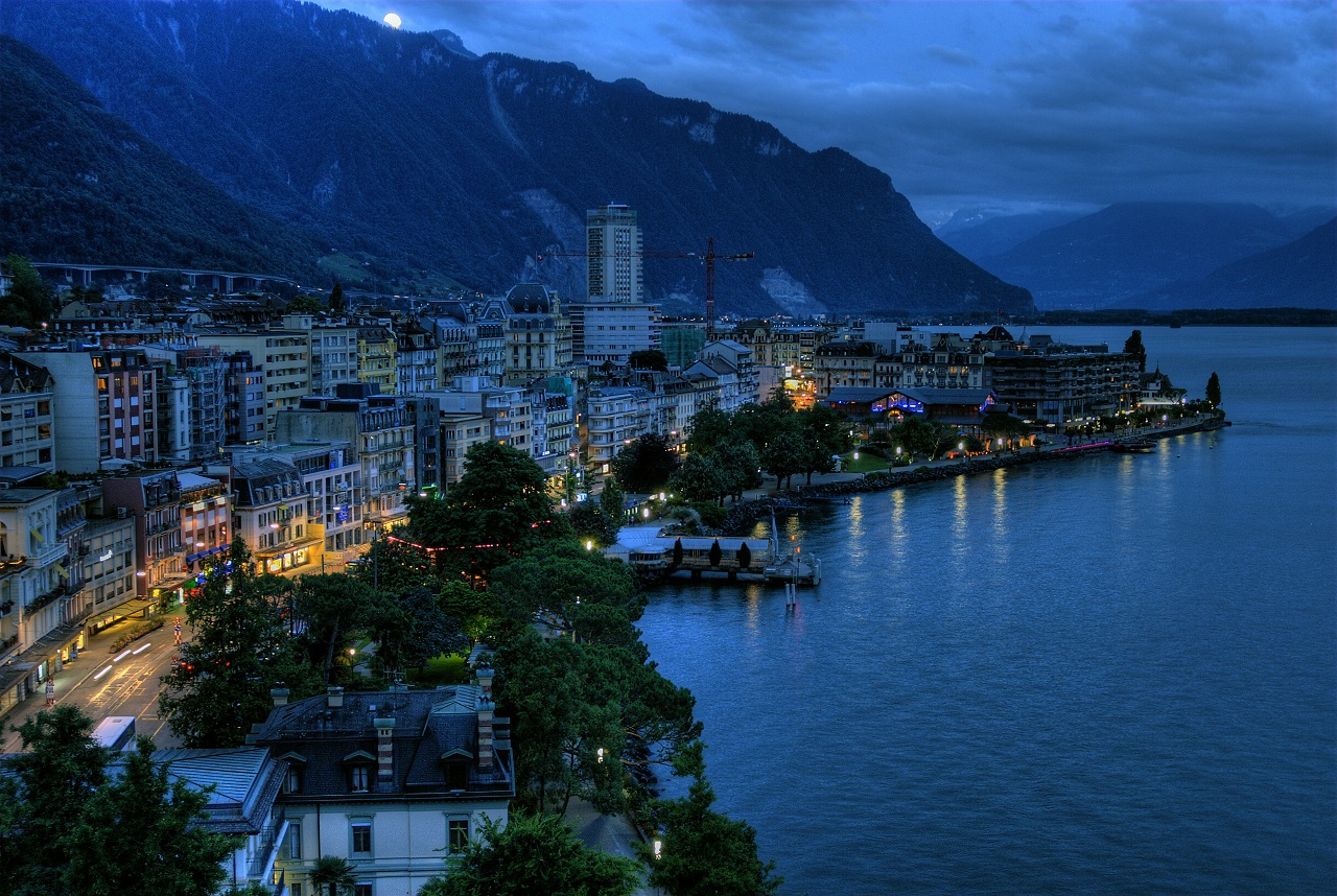 Монтре окружён Альпами и Женевским озером