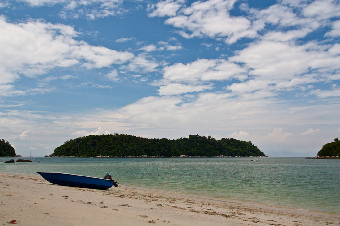 Отдых на пляже острова Пангкор, Малайзия