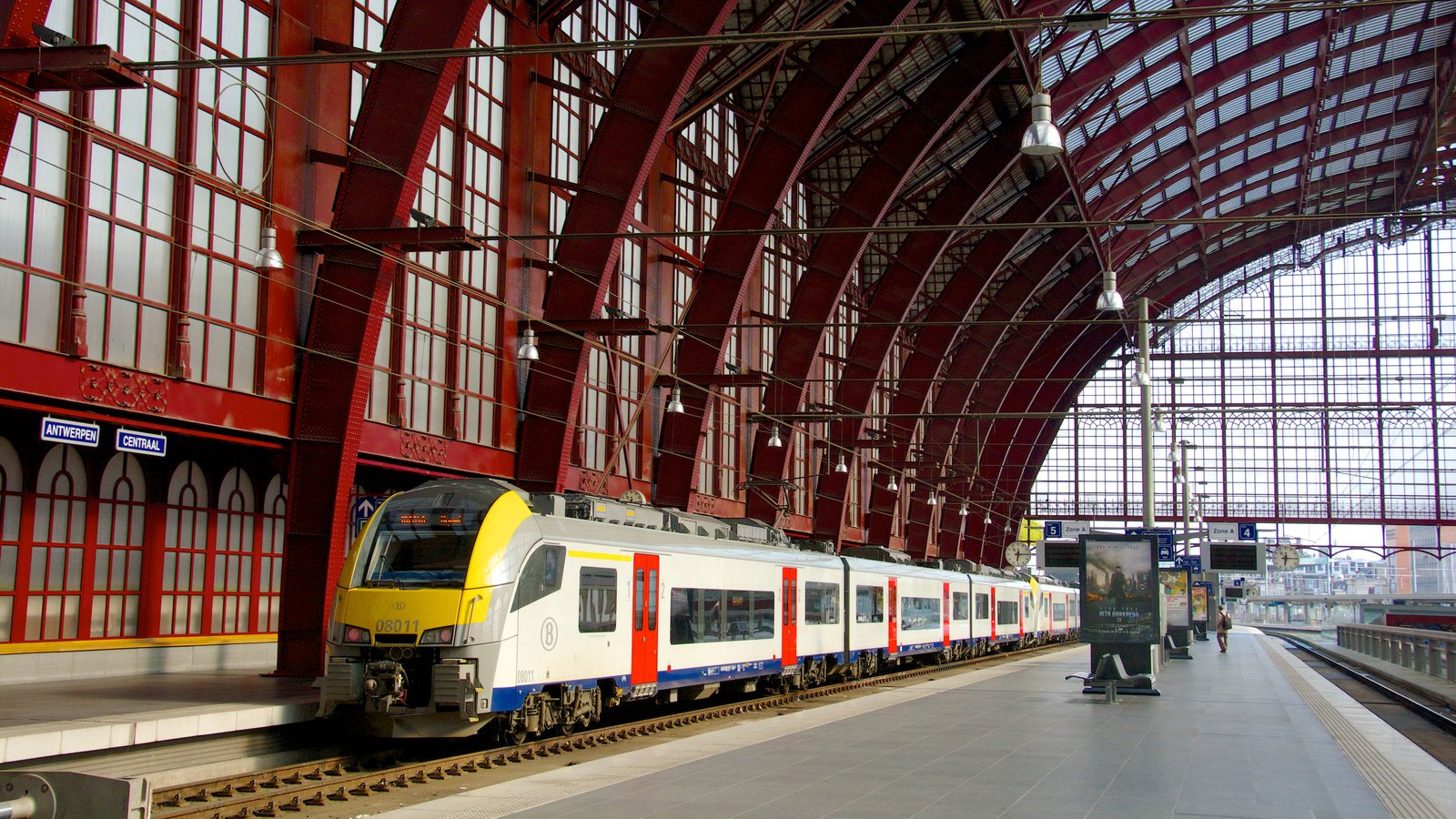 Поезд на вокзале Антверпена