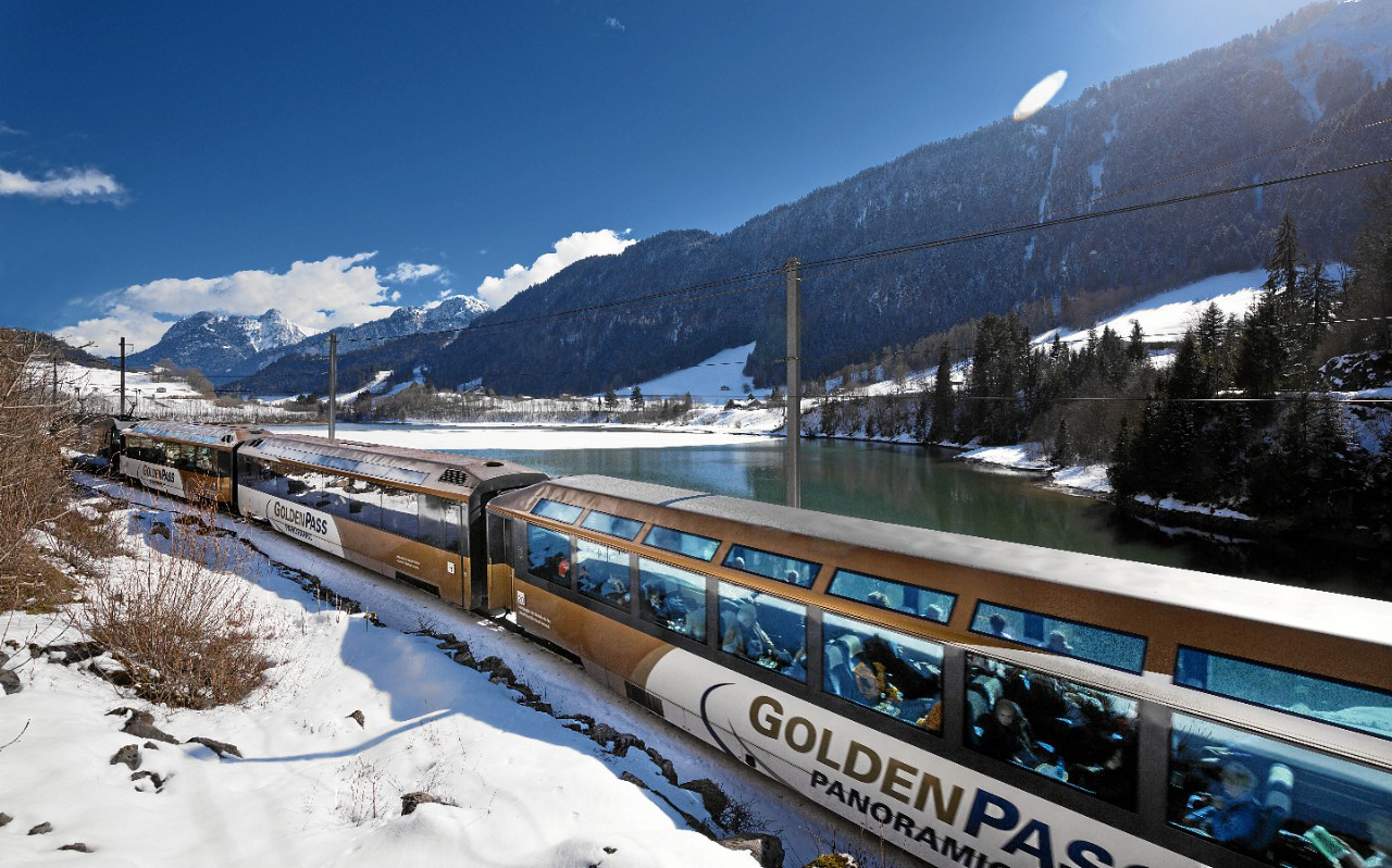 Поезд с панорамными окнами GoldenPass Line