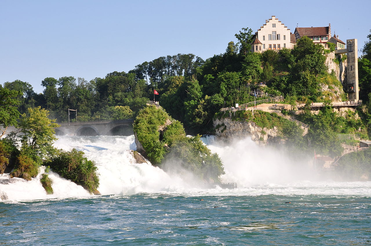 Фото: Рейнский водопад летом
