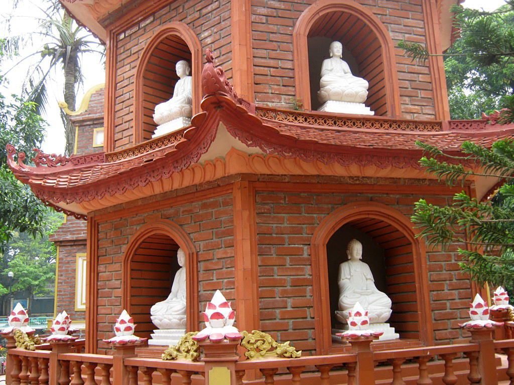 Статуи Будды на каждом ярусе пагоды Чан Куок
