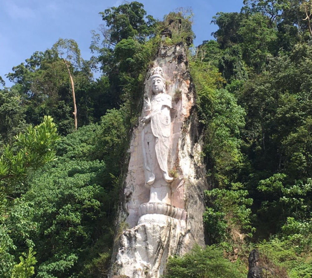 Статуя богини высеченная в скале