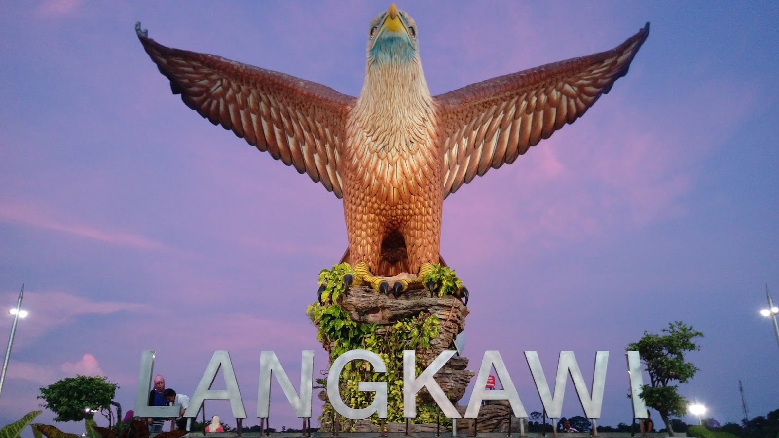Статуя орла на площади в Лангкави