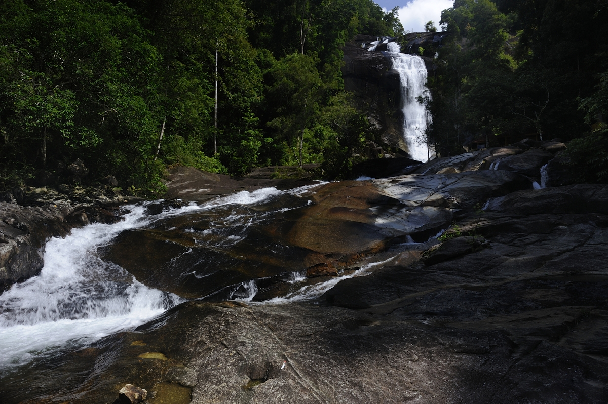 У подножья водопада Telaga Tujuh