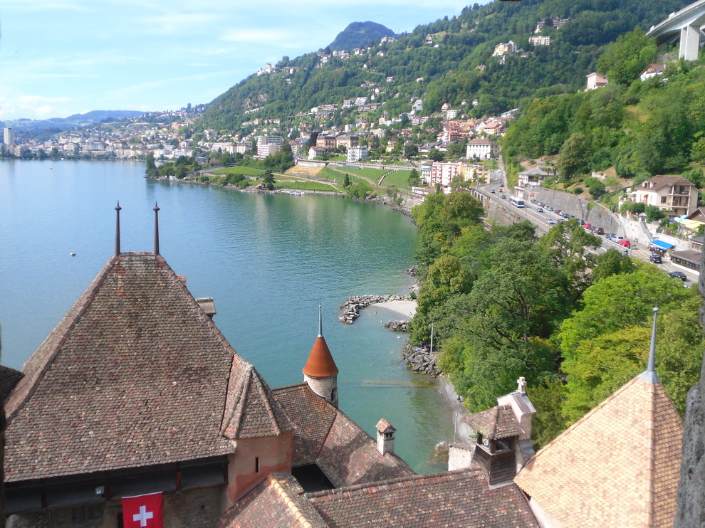 Вид с площадки швейцарского Шильона