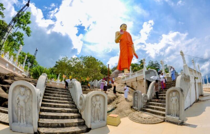 Статуя гуляющего Будды