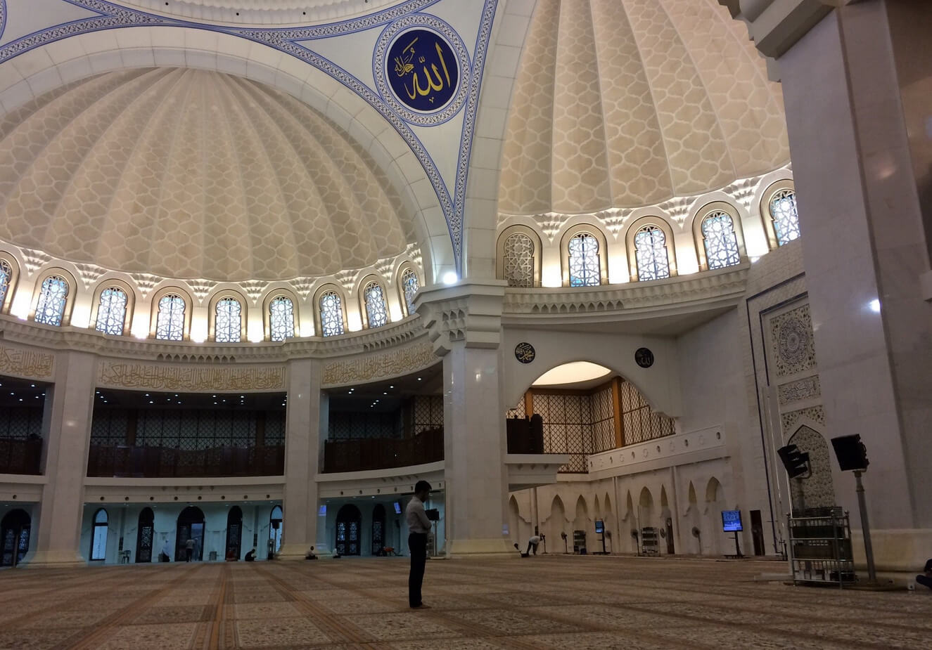 Интерьер мечети Вилайят Персекутуан