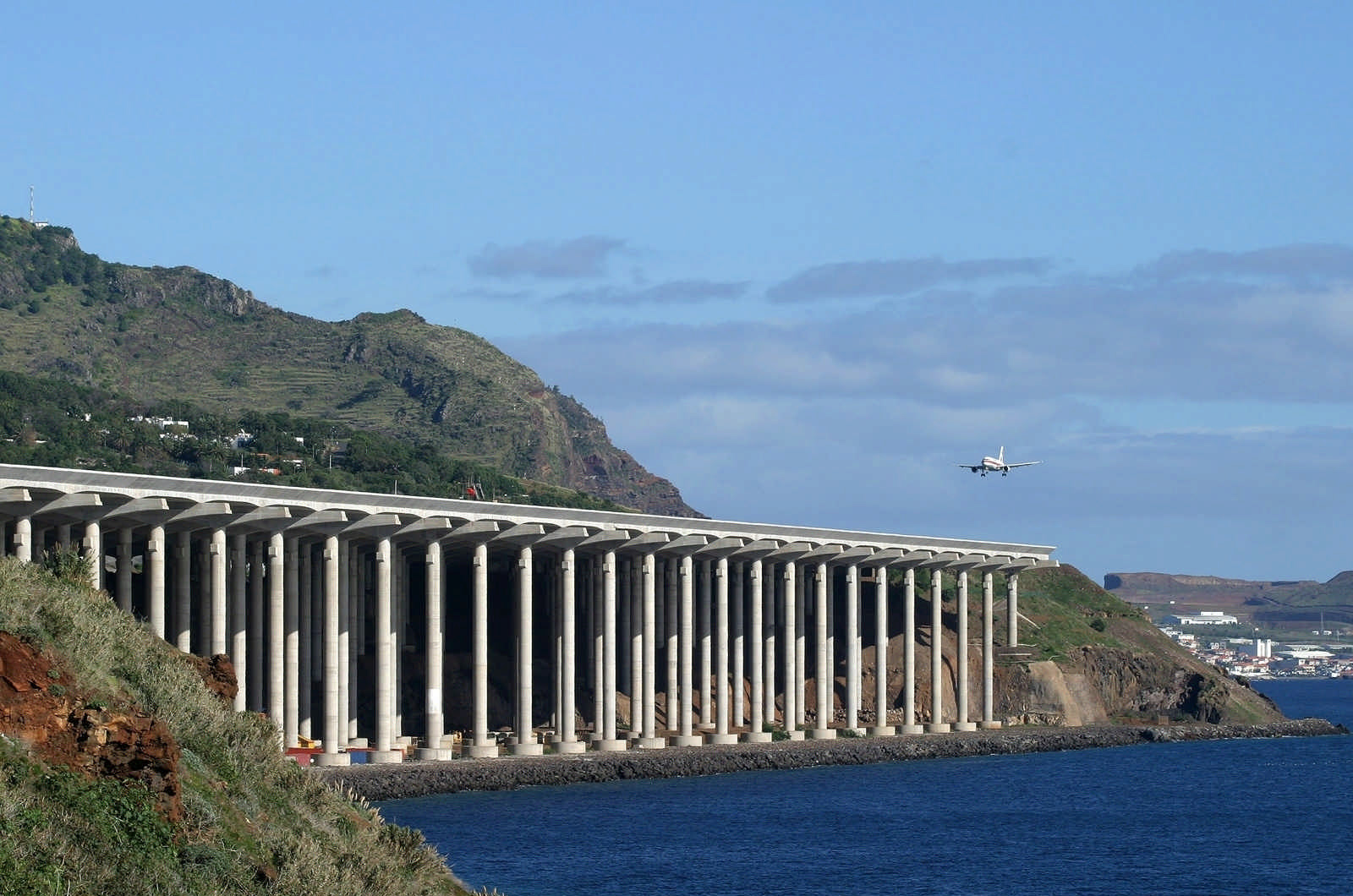 Удлиненная эстакада аэродрома на острове Мадейра