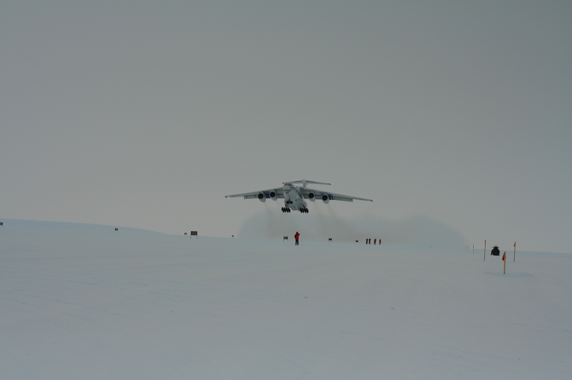 Взлет самолета с антартической станции Новолазаревская