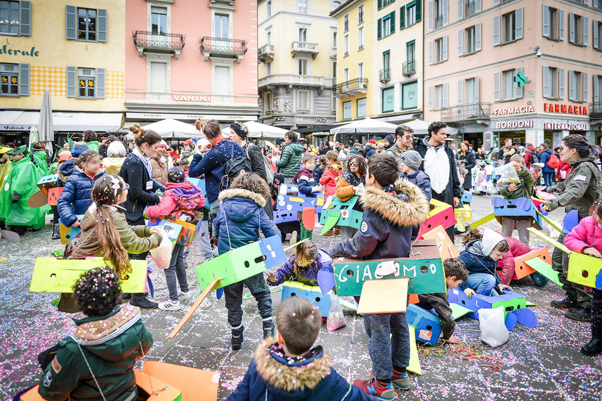 Карнавал на площади Piazza della Riforma