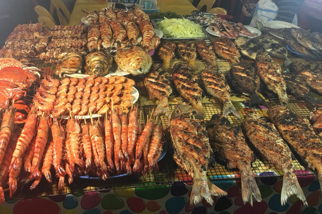 Рыба пригоовленная на гриле на рынке Кота-Кинабалу
