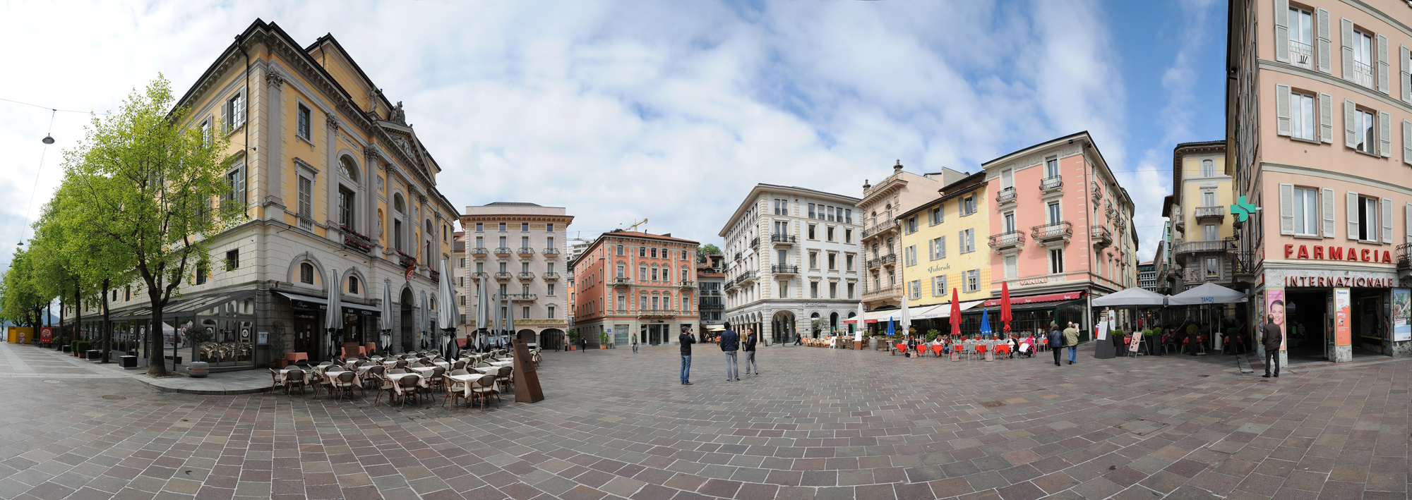 Панарамный вид площади Piazza della Riforma