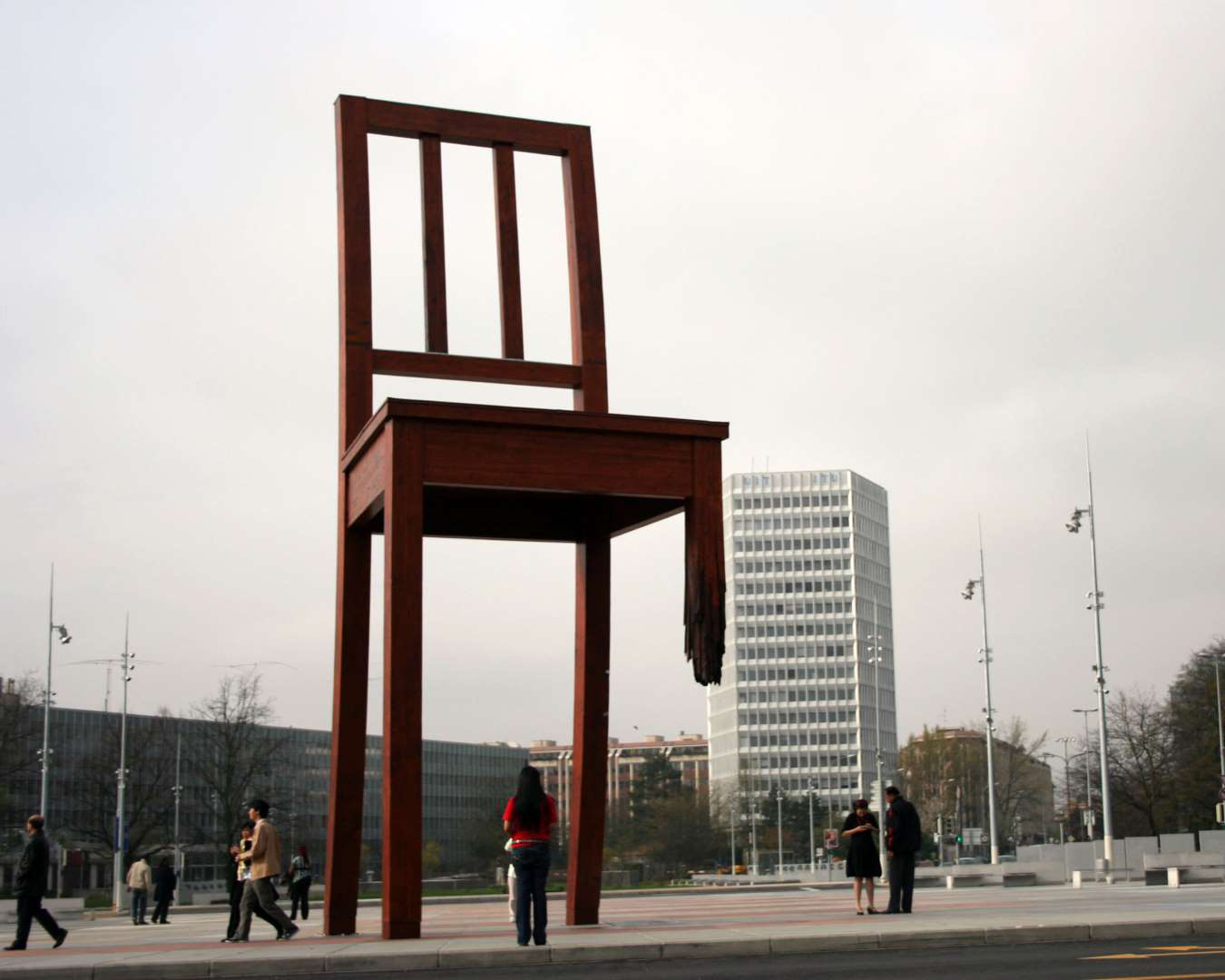 Скульптура Сломанный стул