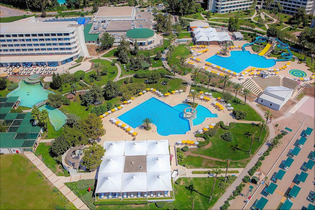 Территория отеля Mirage Park Resort
