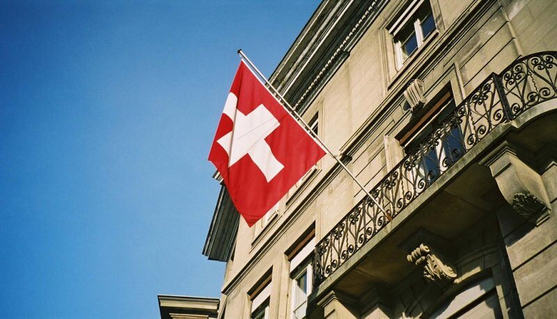 Флаг Швейцарии на балконе