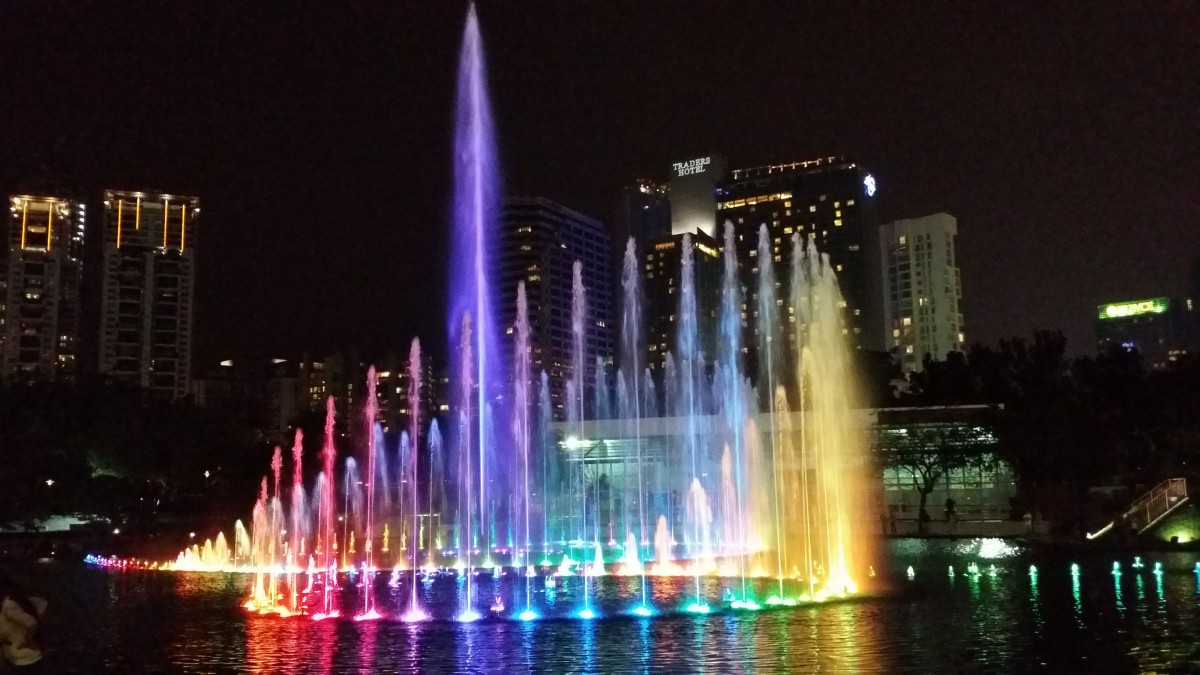Шоу фонтанов в центральном парке Куала-Лумпура