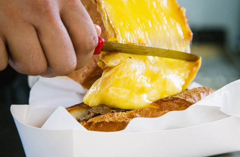 Сырный раклет - национальное швейцарское блюдо