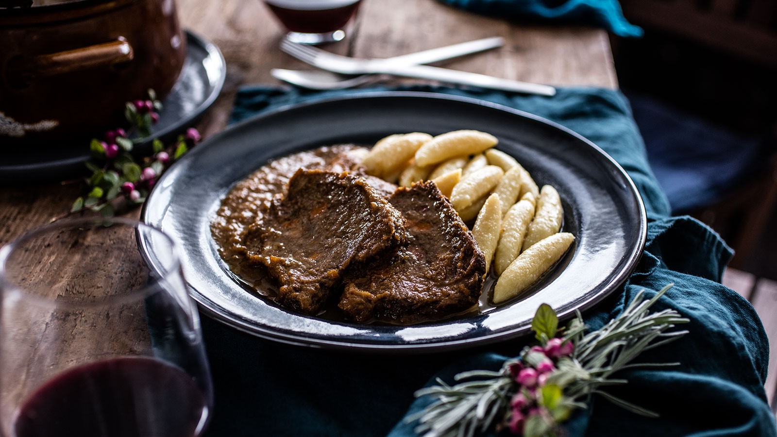 Паштиницу из говядины в Хорватии сутки держат в винном соусе, в нем же и тушат