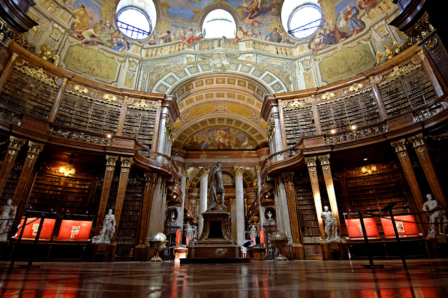 В Австрийской национальной библиотеке стены и потолки расписаны фресками